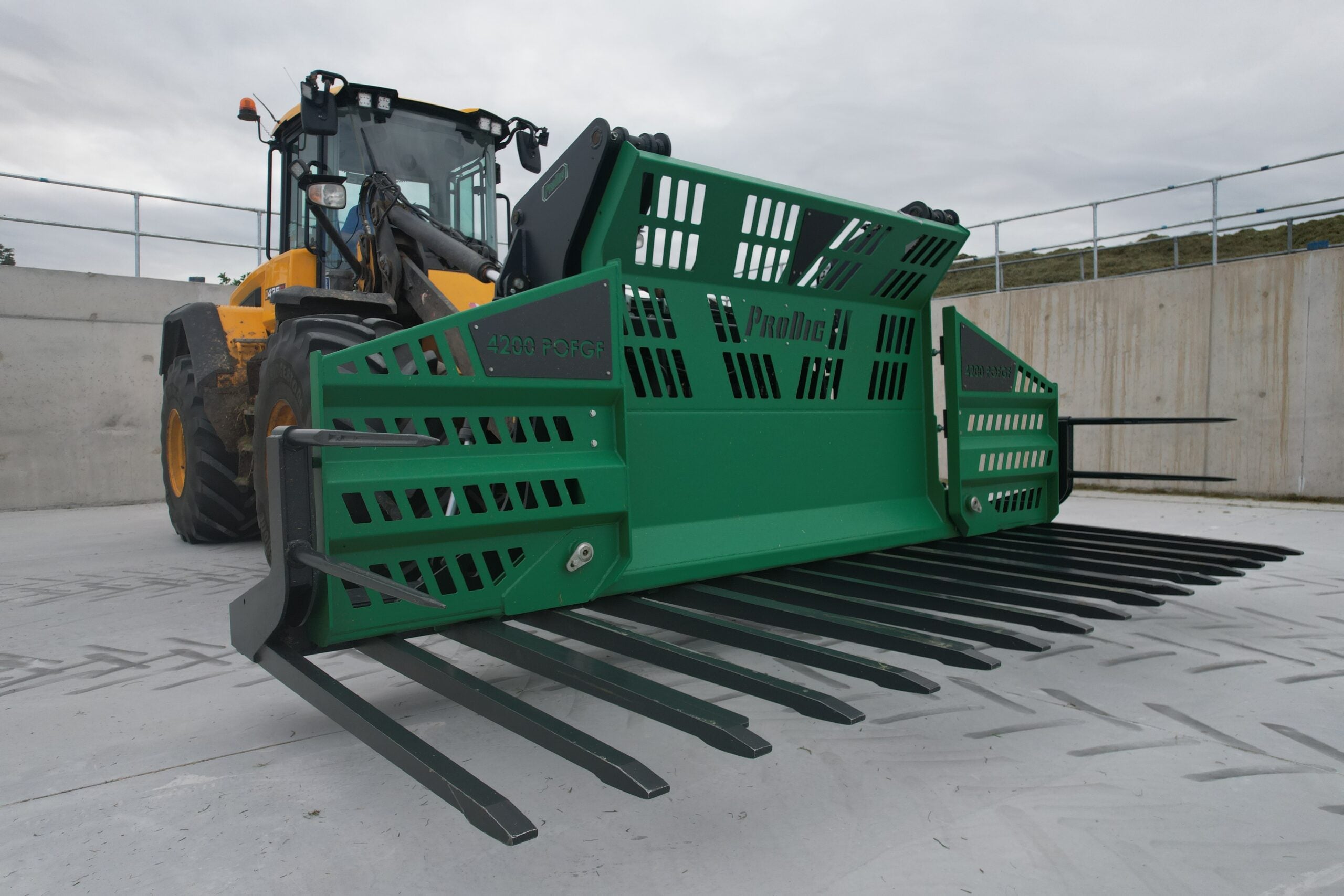 Push Off Folding Grass Fork